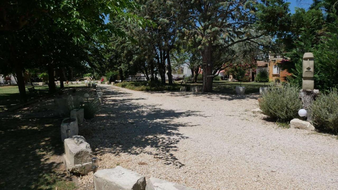 Mas Maurane-Chambre D'Hote Avec Spa Prive Aux Portes D'Arles Tarascon Bagian luar foto